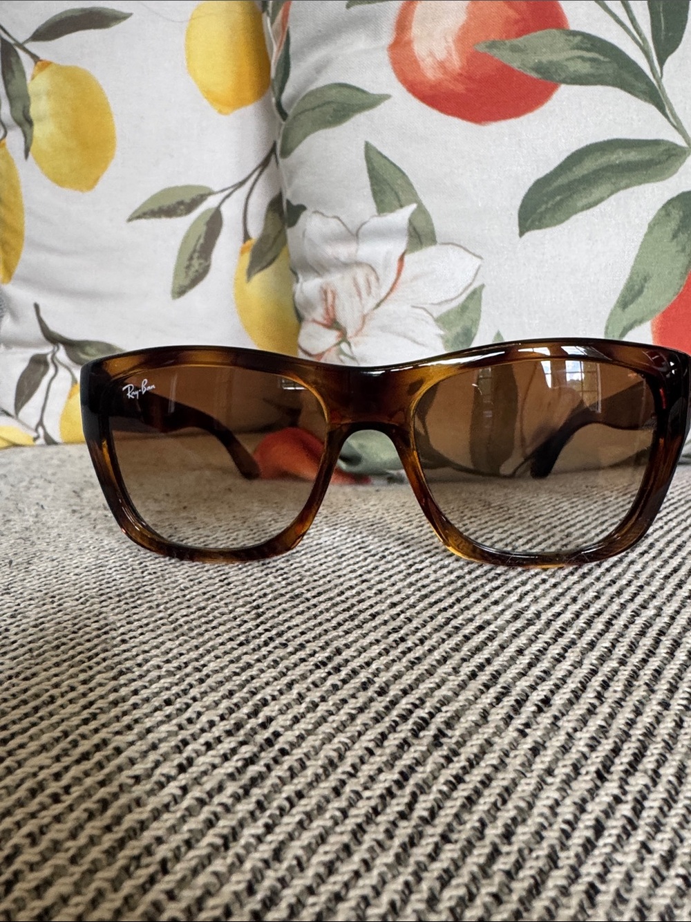 Like New Ray-Ban Brown Tortoiseshell Wayfarer Sunglasses - Picture 2 of 11